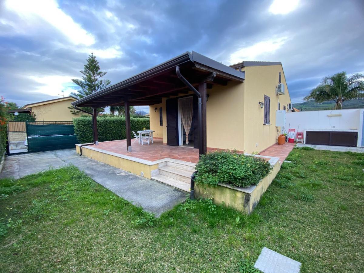 Le Coccinelle: Beachfront Retreat With Pool Access Near Cefalù Campofelice Di Roccella