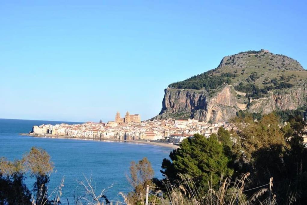Holiday home Le Coccinelle: Beachfront Retreat With Pool Access Near Cefalù Campofelice Di Roccella