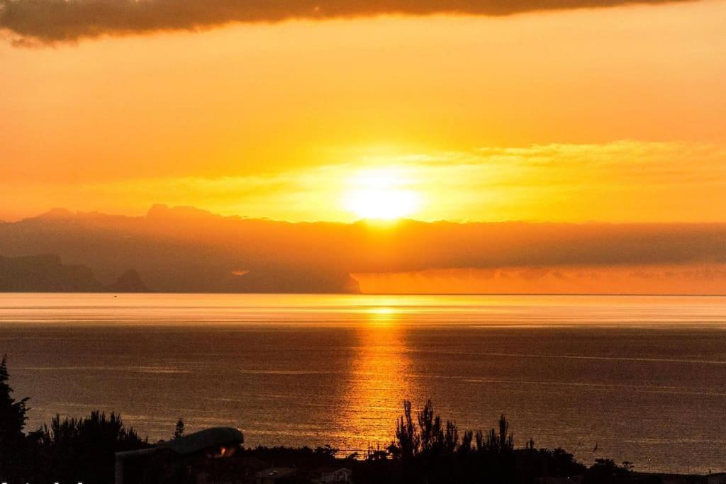Le Coccinelle: Beachfront Retreat With Pool Access Near Cefalù *