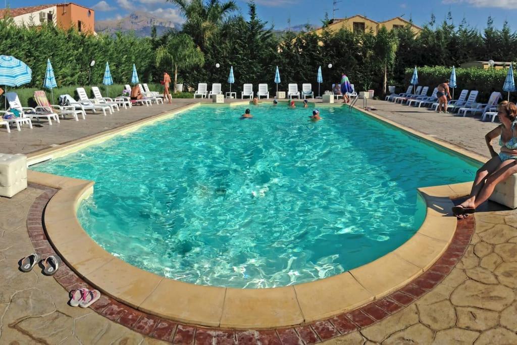 Holiday home Le Coccinelle: Beachfront Retreat With Pool Access Near Cefalù