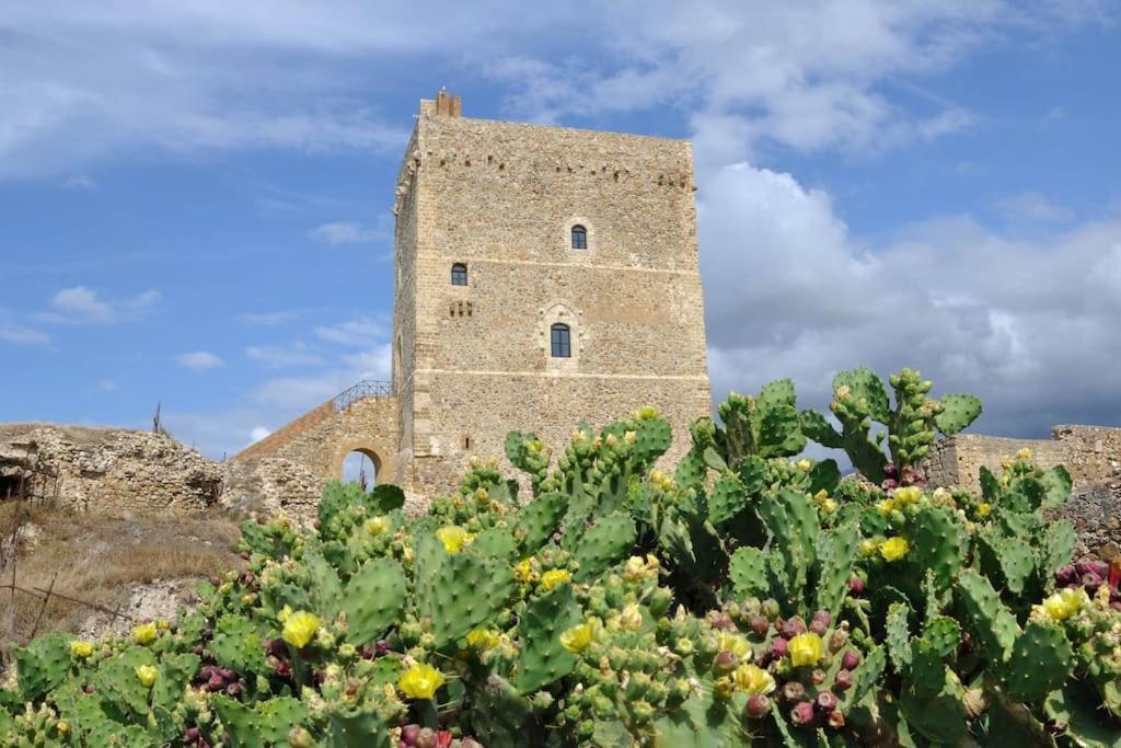 Le Coccinelle: Beachfront Retreat With Pool Access Near Cefalù *