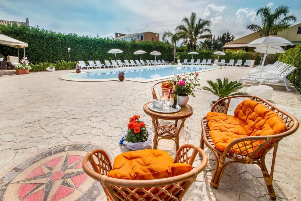 Holiday home Le Coccinelle: Beachfront Retreat With Pool Access Near Cefalù Campofelice Di Roccella