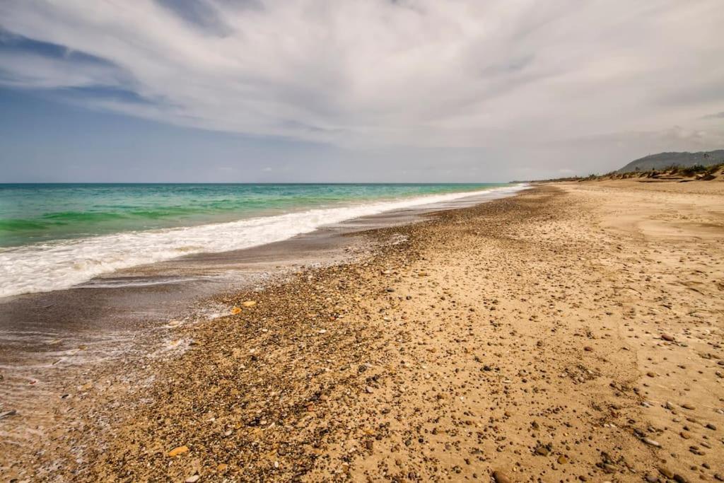 Holiday home Le Coccinelle: Beachfront Retreat With Pool Access Near Cefalù Campofelice Di Roccella