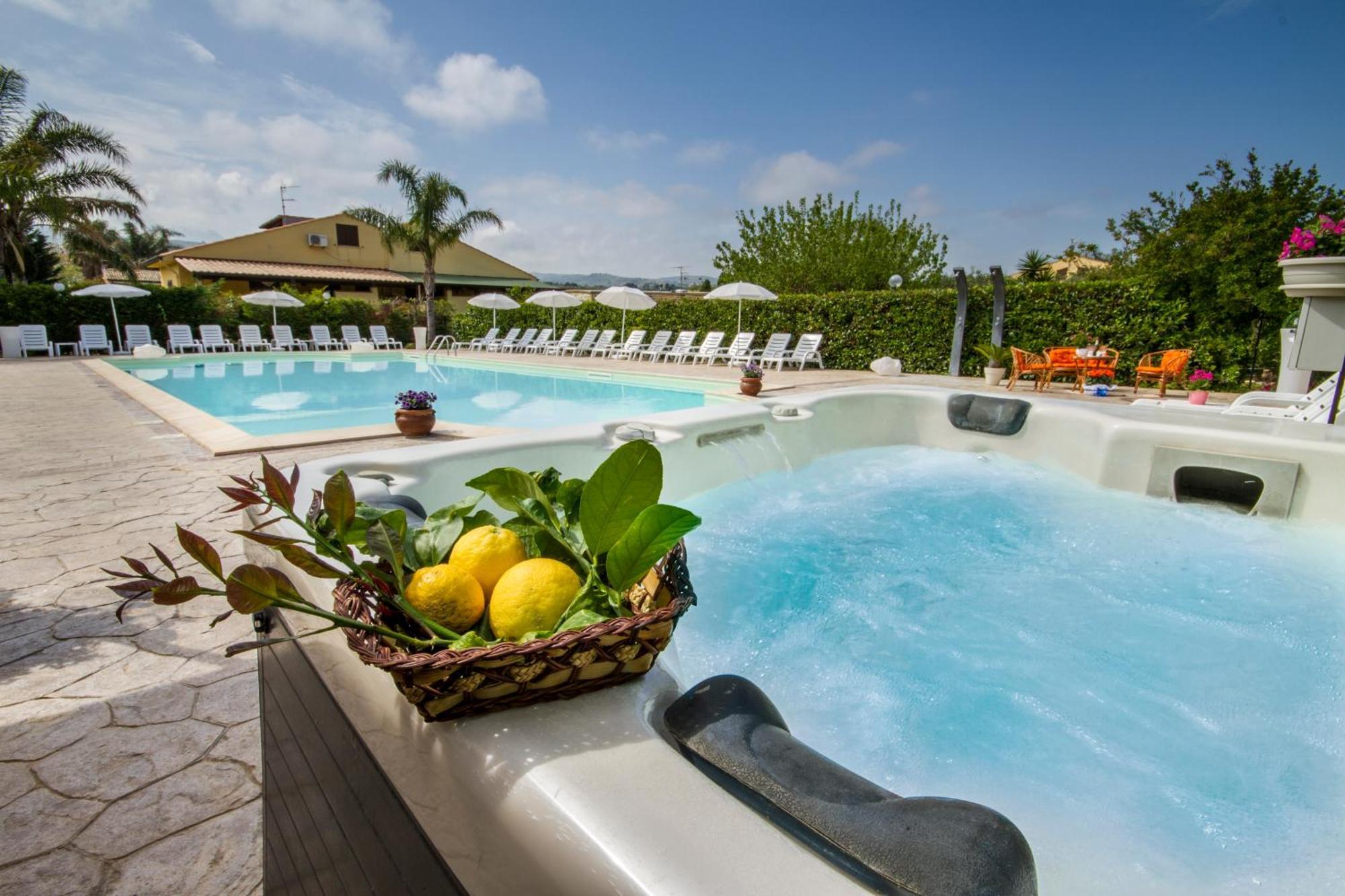 Le Coccinelle: Beachfront Retreat With Pool Access Near Cefalù * Campofelice Di Roccella