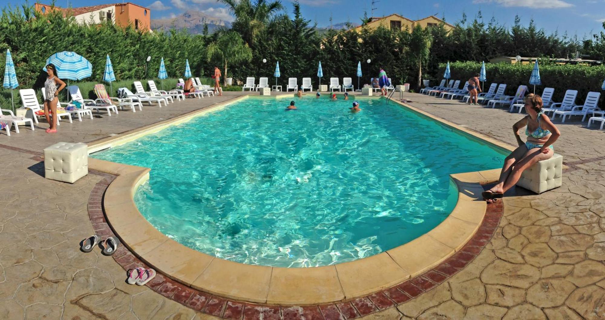 Le Coccinelle: Beachfront Retreat With Pool Access Near Cefalù Campofelice Di Roccella