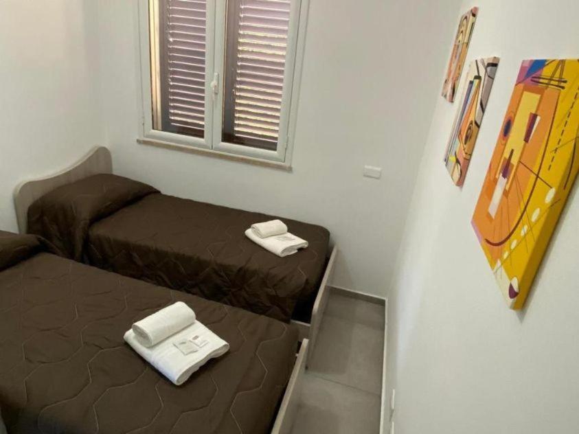 Le Coccinelle: Beachfront Retreat With Pool Access Near Cefalù Campofelice Di Roccella