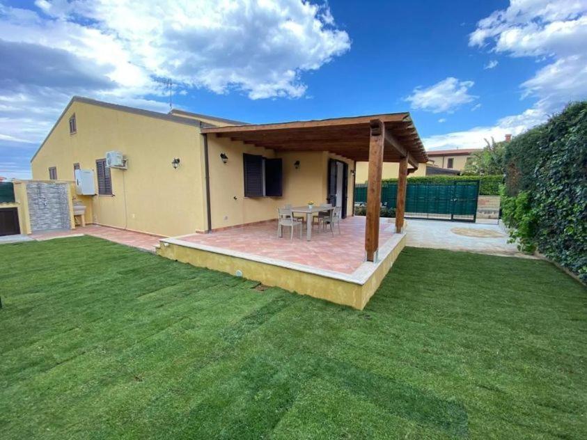 Le Coccinelle: Beachfront Retreat With Pool Access Near Cefalù Holiday home