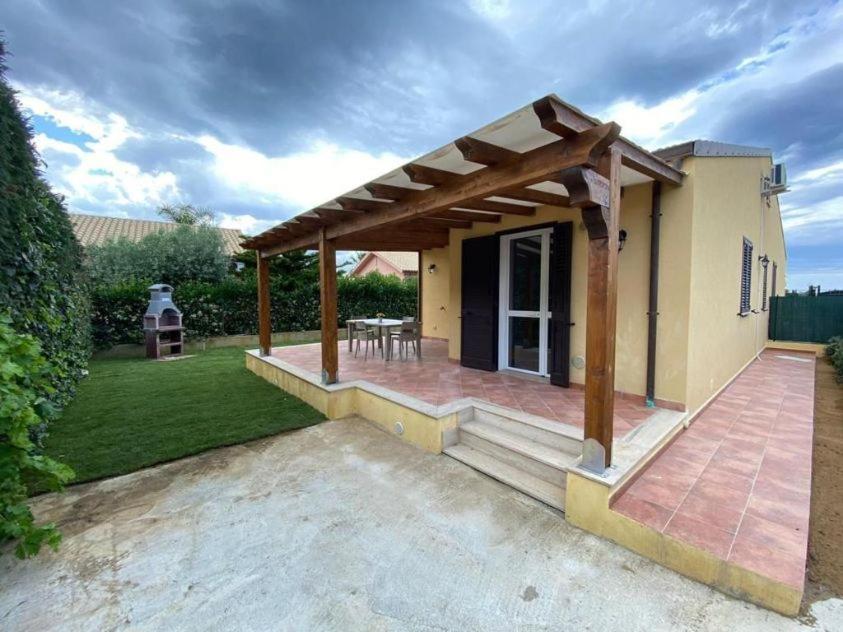 Holiday home Le Coccinelle: Beachfront Retreat With Pool Access Near Cefalù Campofelice Di Roccella